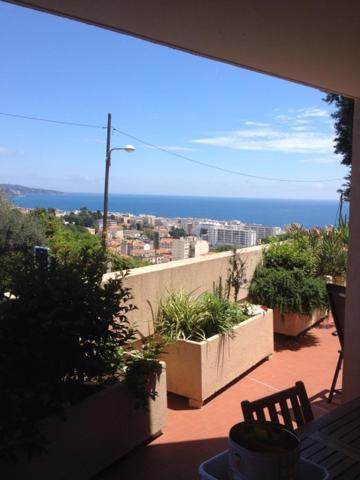 ניס Relaxing Place With Wonderful View...Calme Avec Vue Magnifique Sur La Baie Des Anges, Mais En Campagne A 12 Minutes De La Promenade Des Anglais מראה חיצוני תמונה